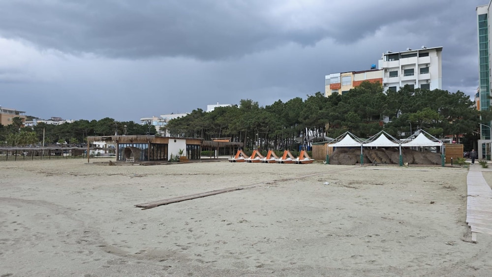 Tirent Apartment - Cozy Bedrooms Stay by Golem Beach.