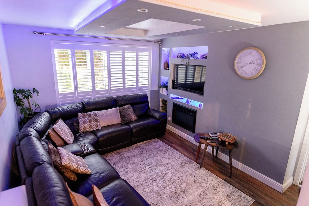 Beautiful Wythenshawe Home Near Airport With Garden & Parking Sleeps 5