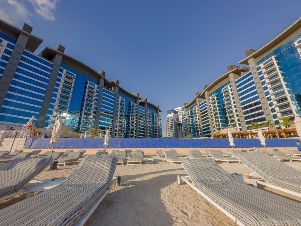 Sophisticated 1BR Palm Apt w Beach Access