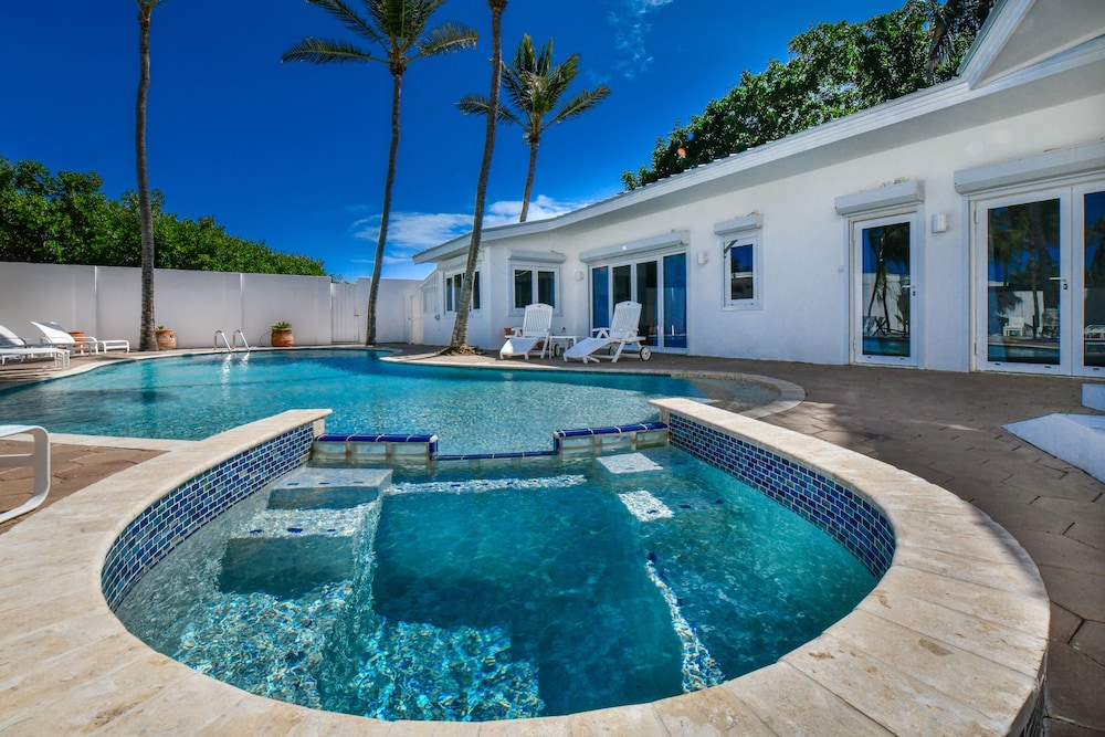 Ocean Front 7-bedroom 7-bath Sunset Views Malmok! view 3