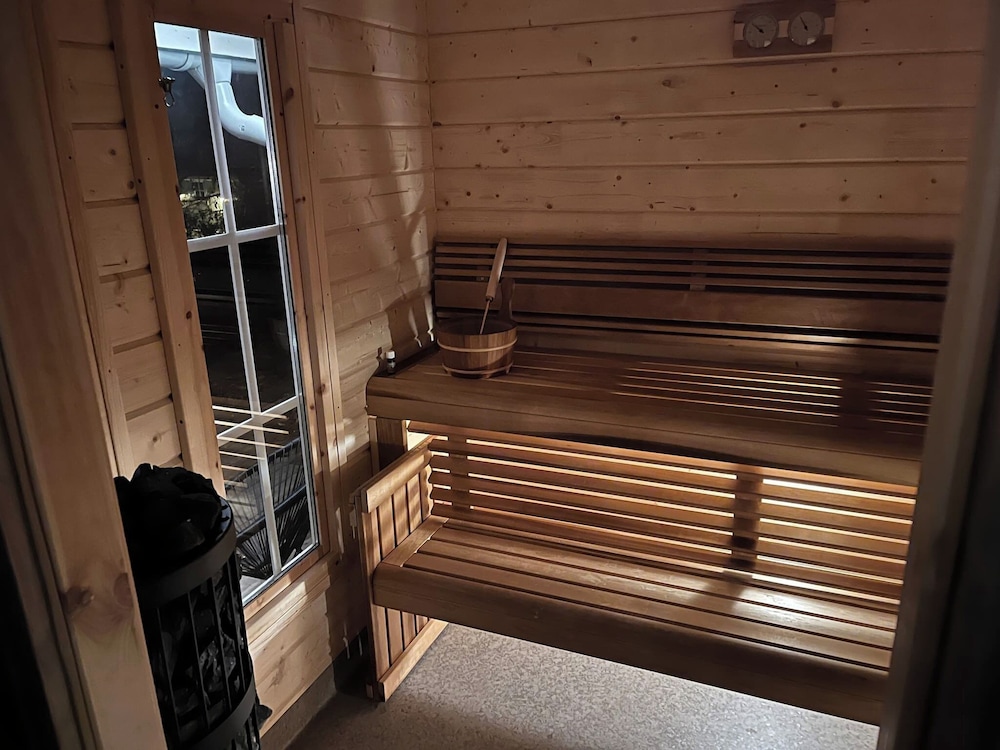 House with Hot Tub and Sauna 300 near the Lake