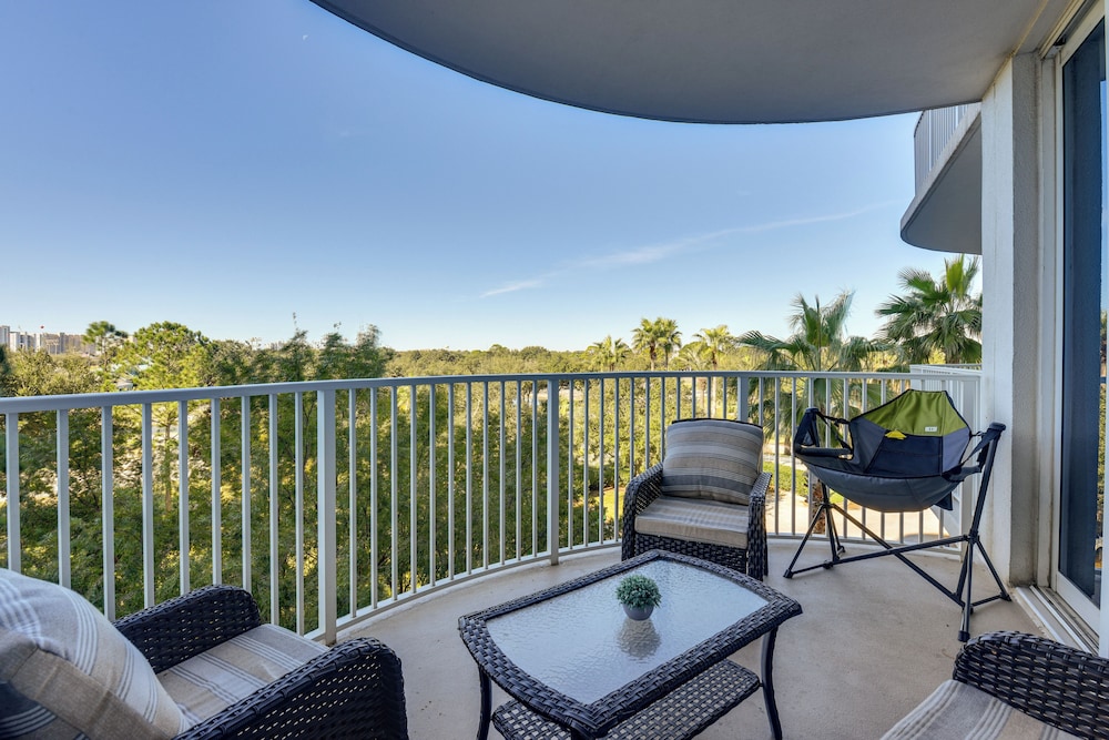 Walk to White-sand Beach: Resort Condo in Destin!