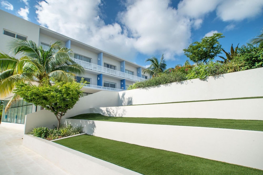 Penthouse 1BR 1bth Apt w Rooftop Pool Near Beach