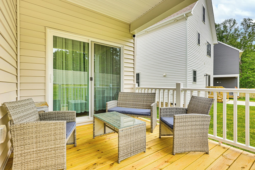 12 Mi to Dtwn Richmond: Spacious Home w/ Deck!