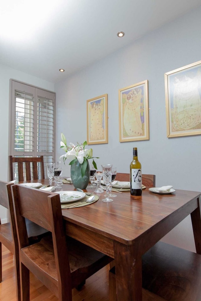 Holyrood Residence - Luxury Apartment With Parking