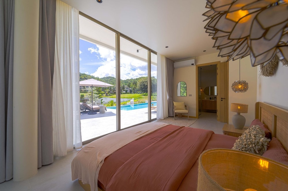 Ultra-Modern 6-Bedroom in GolfCourse PH6