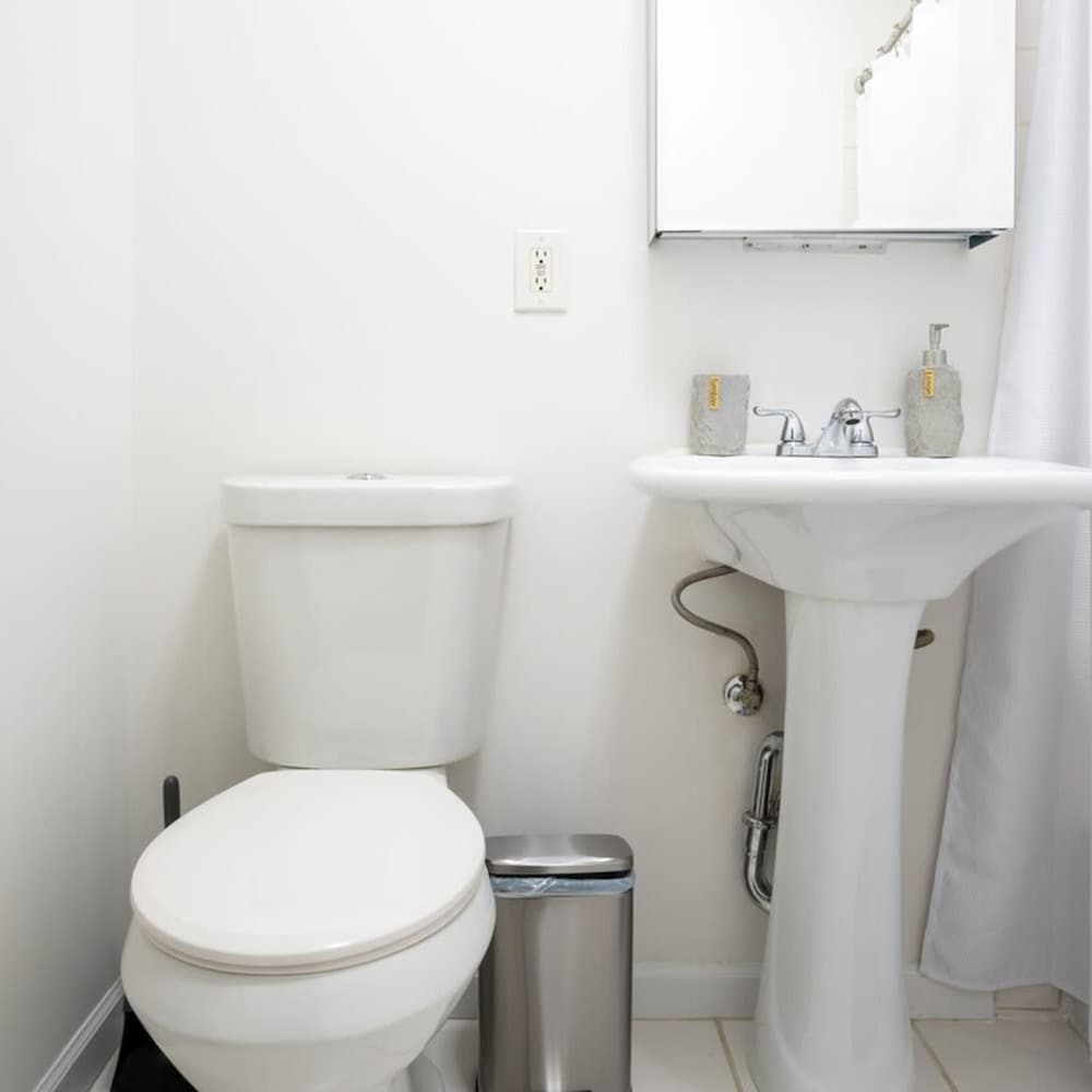 49-3b Newly Renovated 2BR W D Midtown East