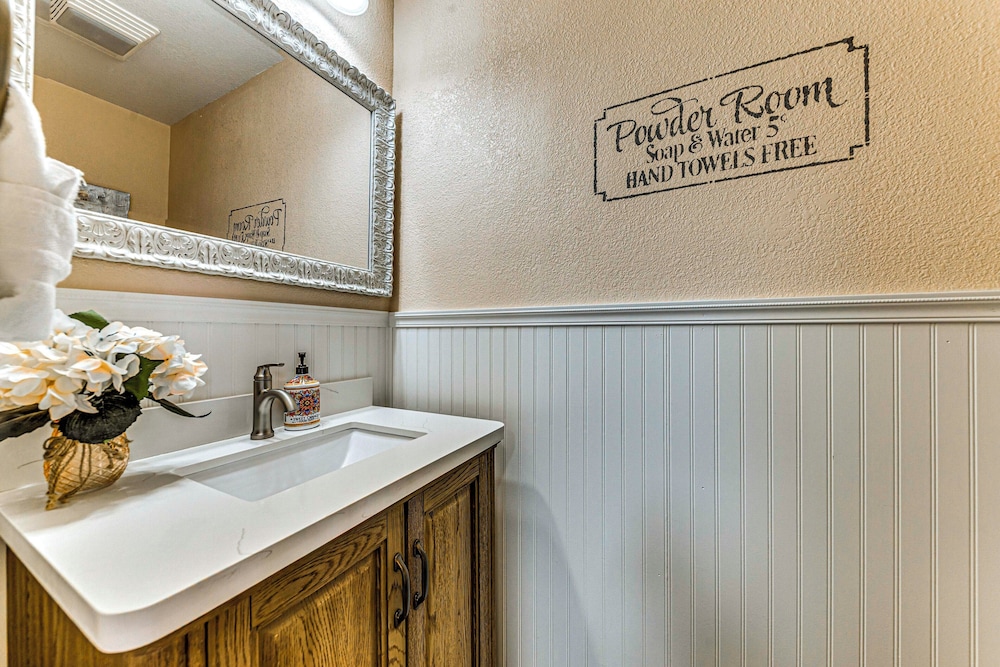 15 Mi to Ski Apache: Getaway w/ Balcony in Ruidoso