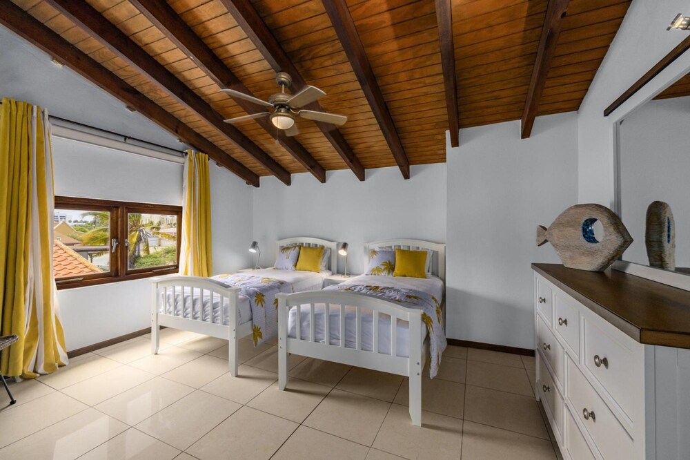 Villa Salina - 5BR w Pool Jacuzzi Sauna