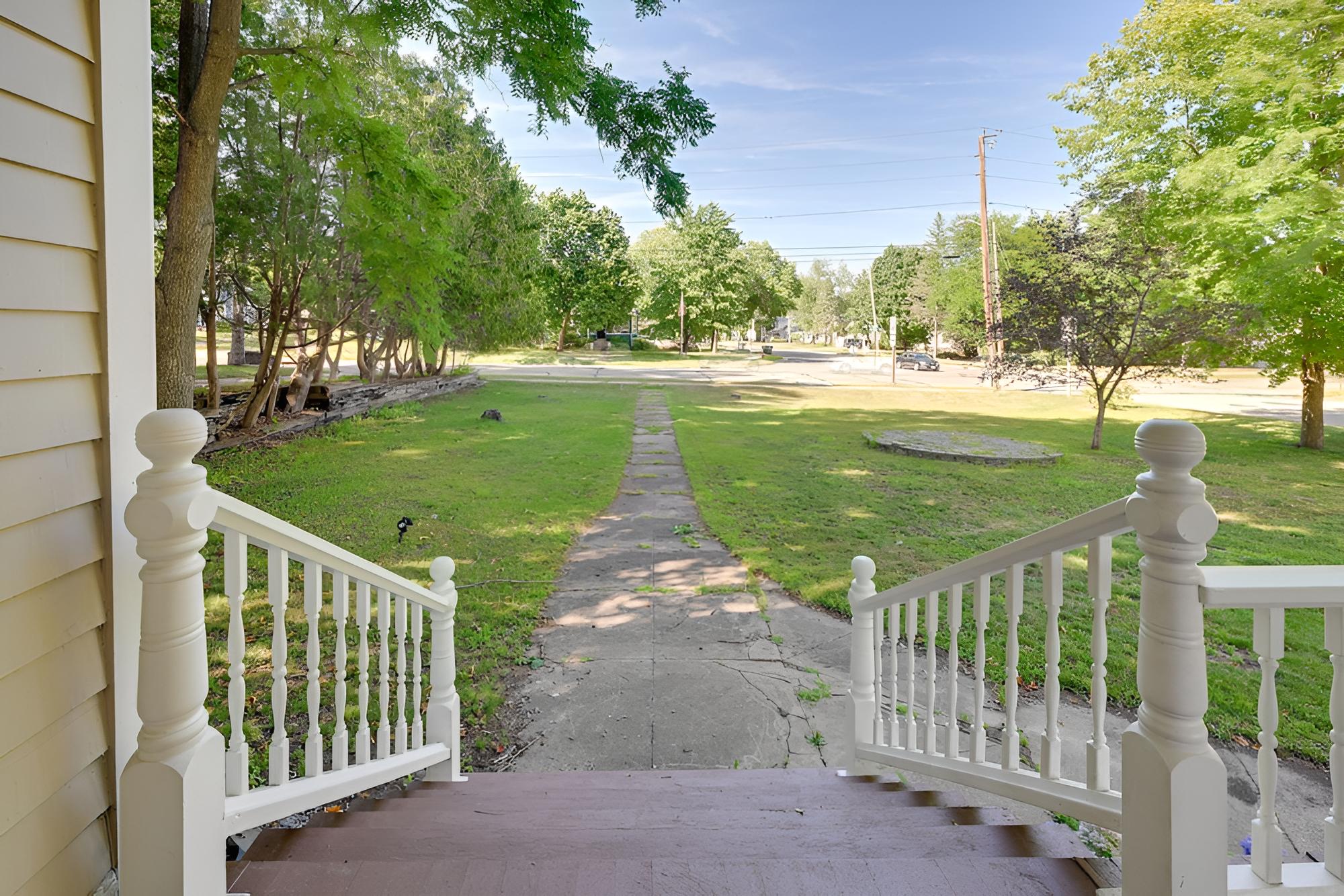 Historical Victorian Home in Charming Waupaca! view 4