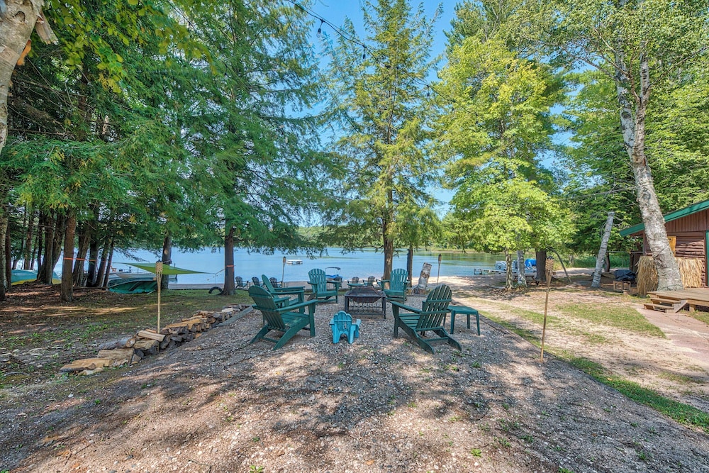 Lakefront Cabin w/ Beach Access: Levering Retreat