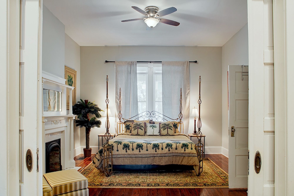 Elegant Brick 2 BR in downtown Savannah view 4