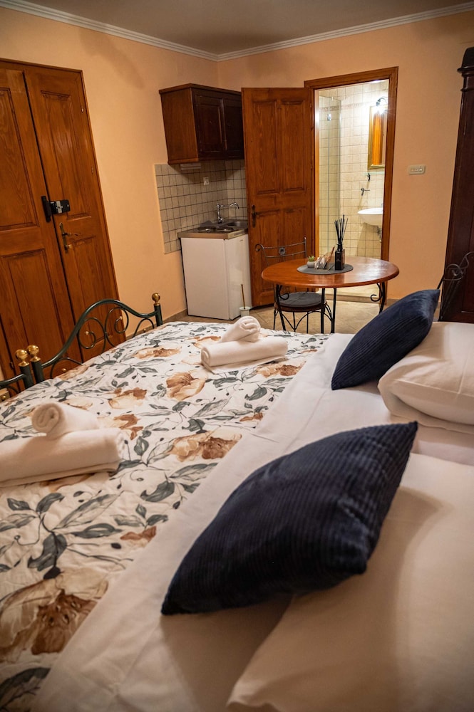 Amoret Apartments