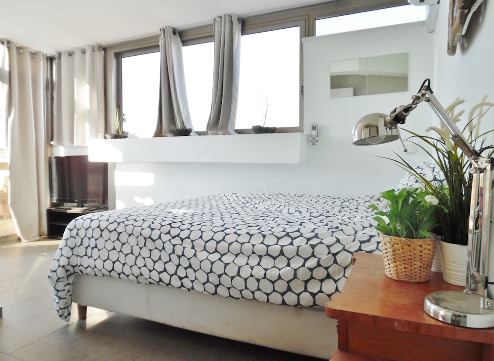 Super Central Stunning Roof 2BR Apt