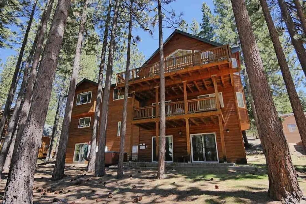 2460 Lupine Trail 6 Bedroom Home by RedAwning