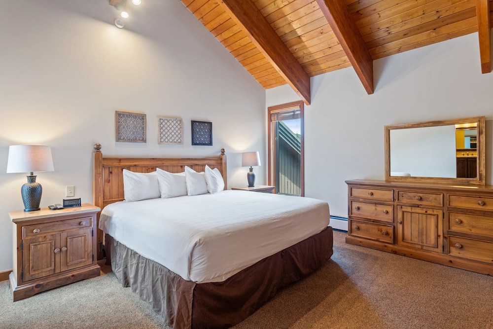 Pinnacle at Deer Valley Resort - Four Bedroom Condo with Hot Tub #1470 4 Condo