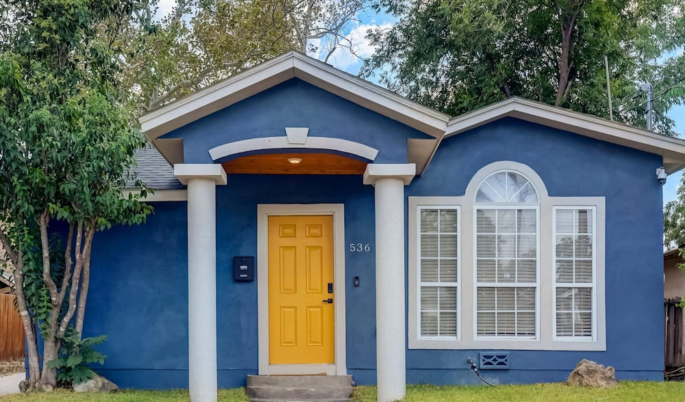 The Retro Retreat - Close to Downtown Fort Sam view 4
