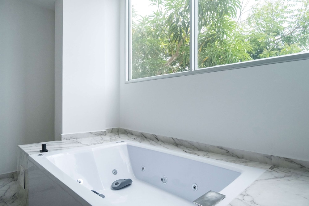 w Radiant 1BR w AC Near Ciudad Amurallada