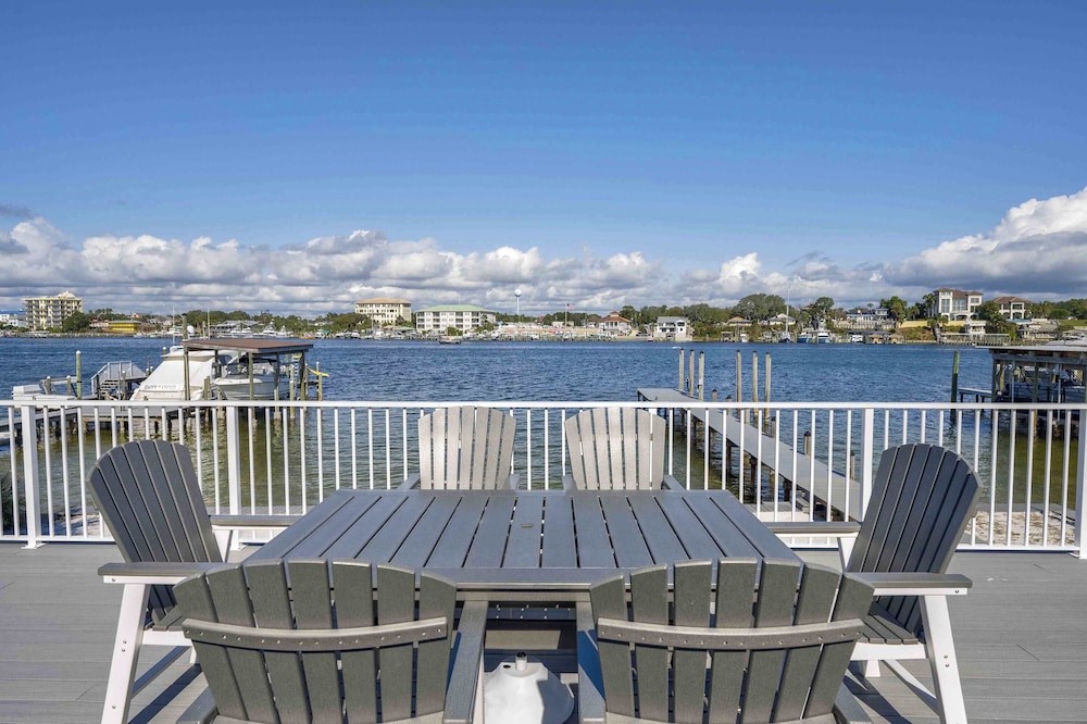Harbor Seahorse - Outdoor Deck & Boat Dock