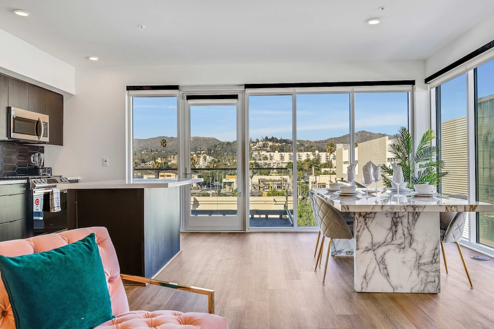 Luxury 2BR Hollywood Sign View by Oneluxstay