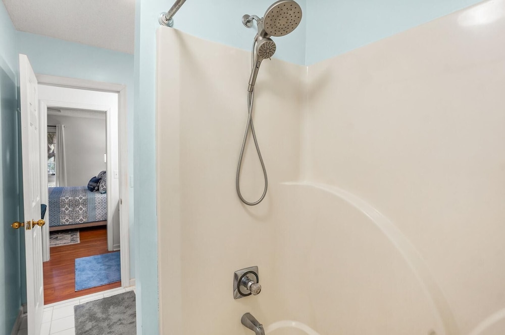 Beautifully Updated, Dog Friendly 4-bed, 4-bath Home Near Beach