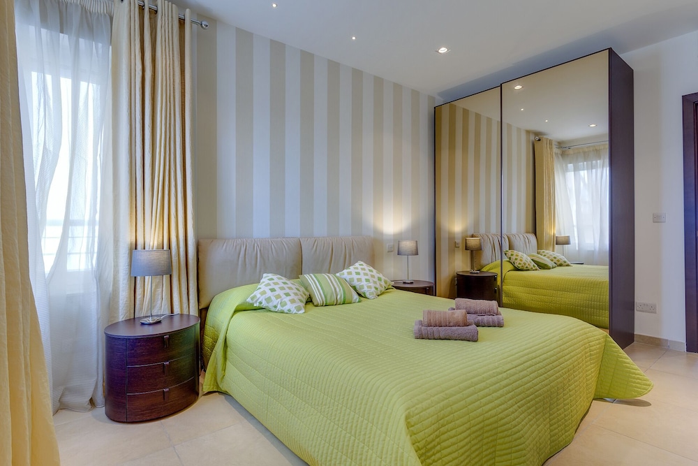 Luxury Seafront Oasis in Central Sliema with Pool view 5