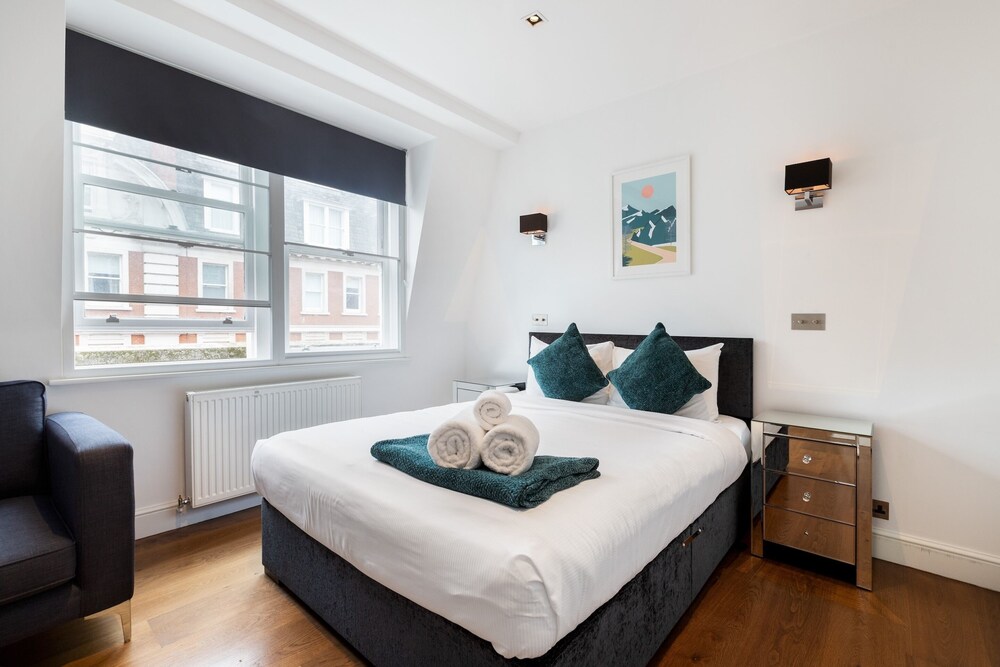 Stylish 2BR 2BA by the Heart of Soho