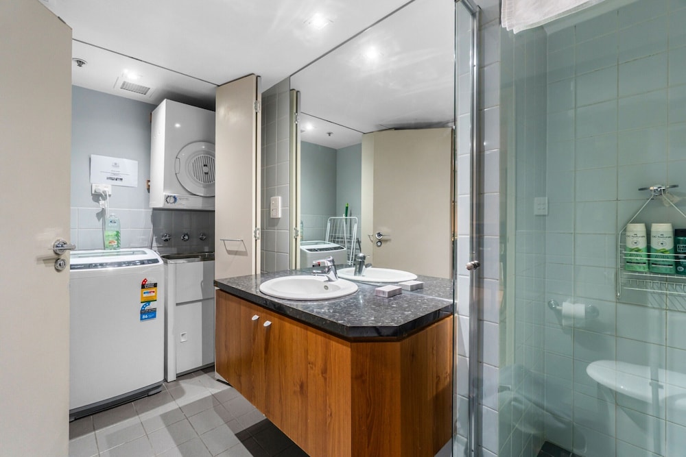 2-bed City Retreat With Gym and Pool Access