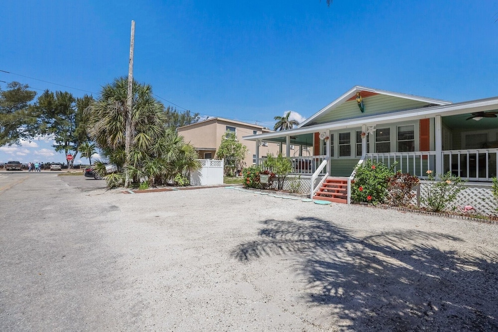 Marmalade Mermaid 3 Bedroom Home by RedAwning