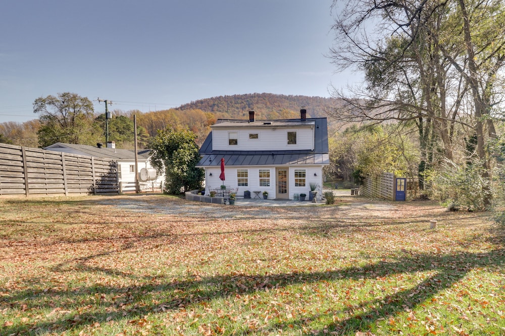 Hidden Charlottesville Home: 4 Mi to Downtown! view 2