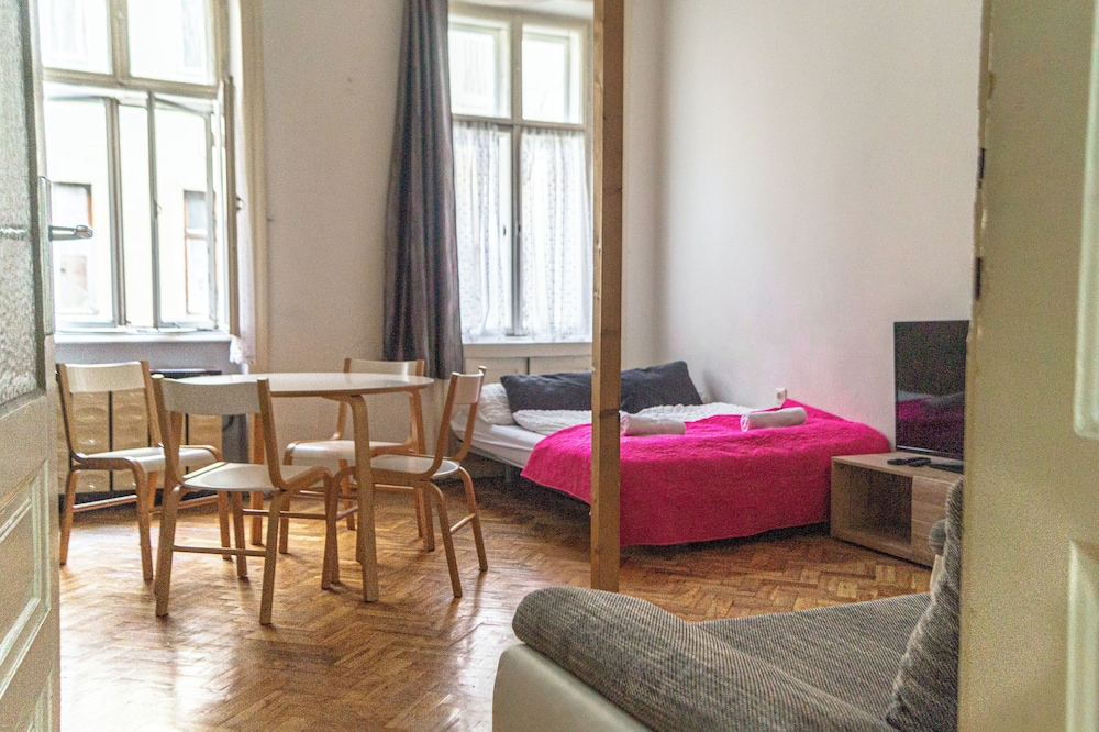 Budget 1BR Apt Sleeps 5 Belvedere