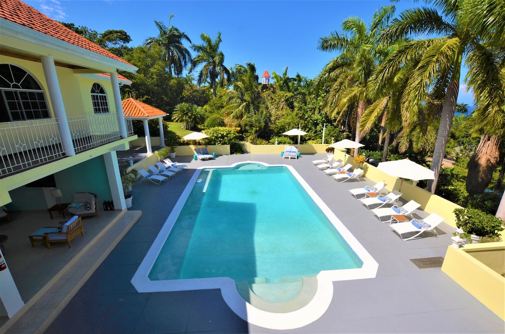 Summerhill, 8BR by Jamaican Treasures