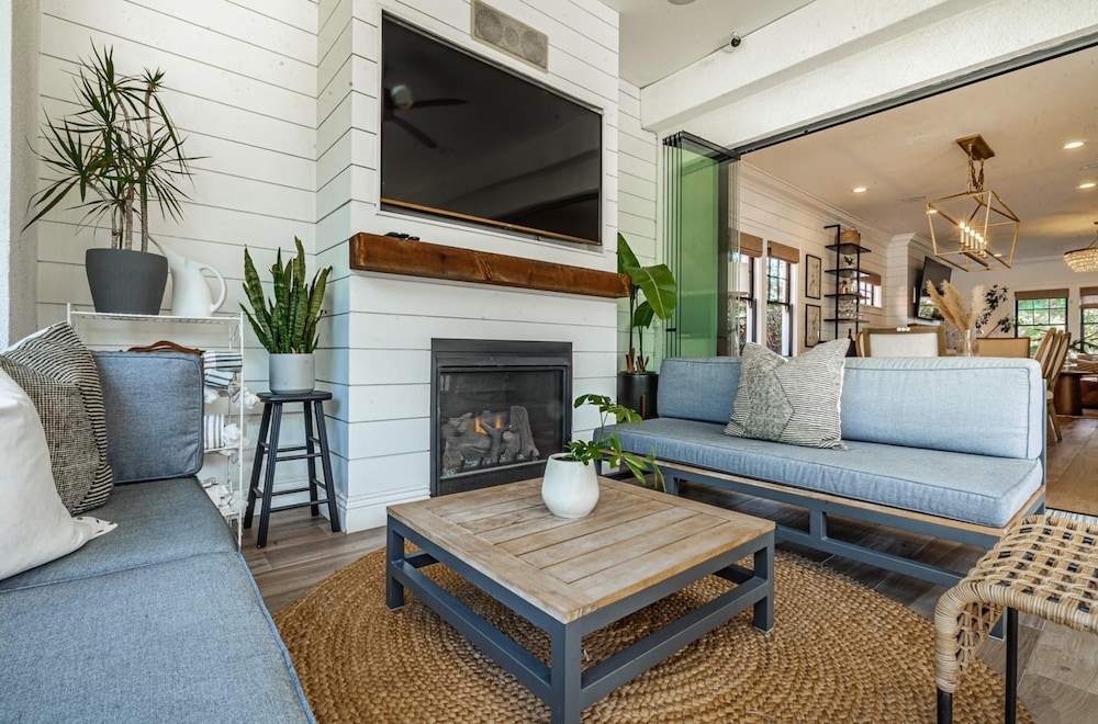 Spacious 5 BR Near Heart of South Park