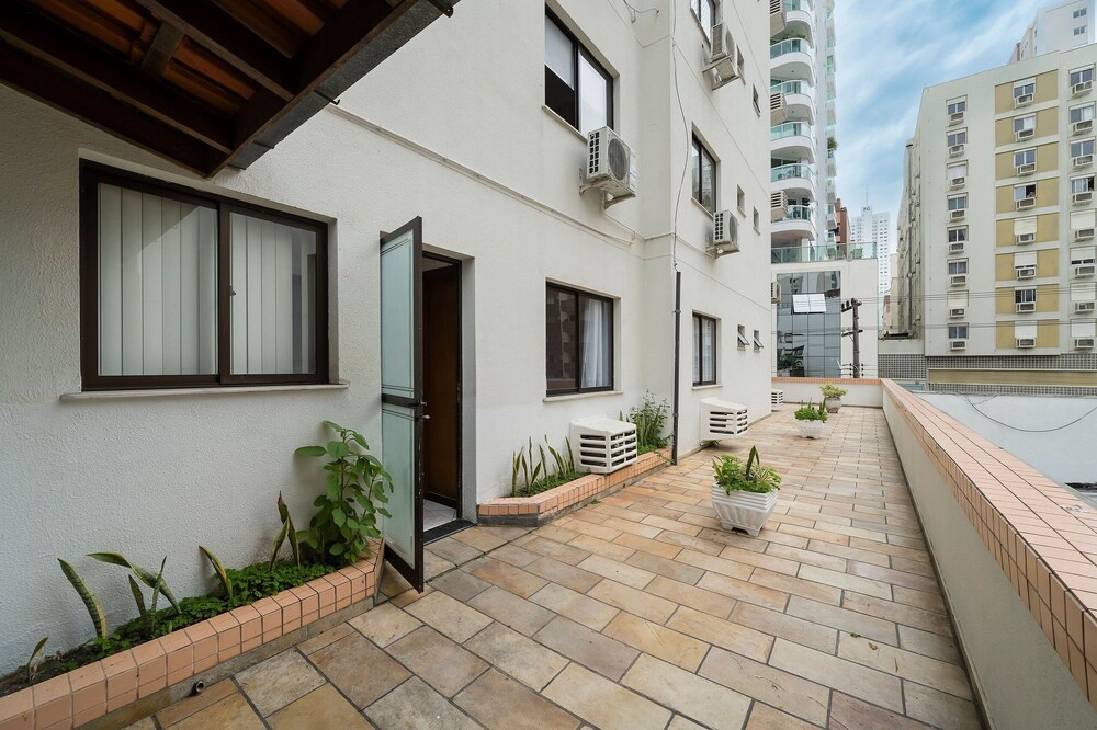 Apartment w Balcony 250m From Praia Central Erj101