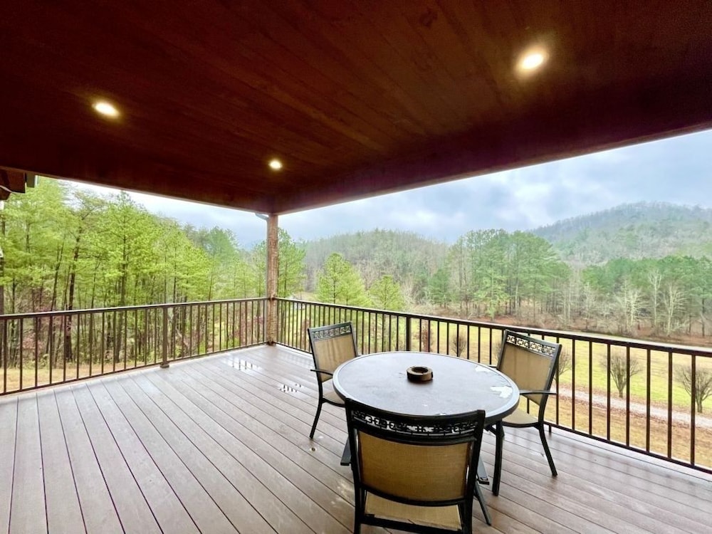 Charming, pet friendly cabin, perfect for fishing, family, hiking and R&R! 2 Bedroom Cabin by RedAwning view 5