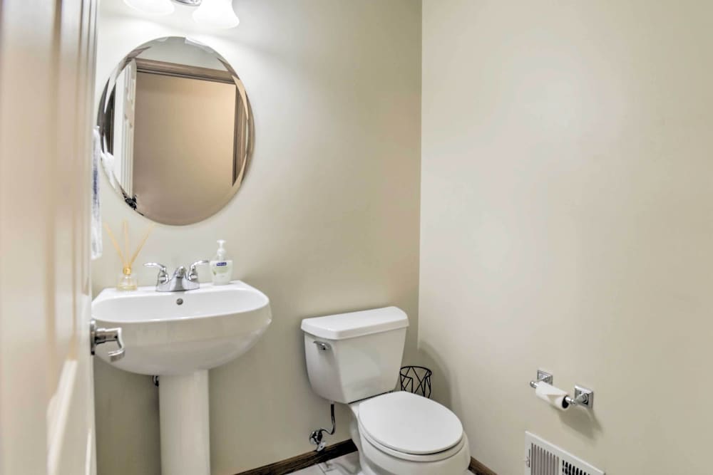 Family-friendly Townhome: 16 Mi to Pittsburgh! - Property Image 3