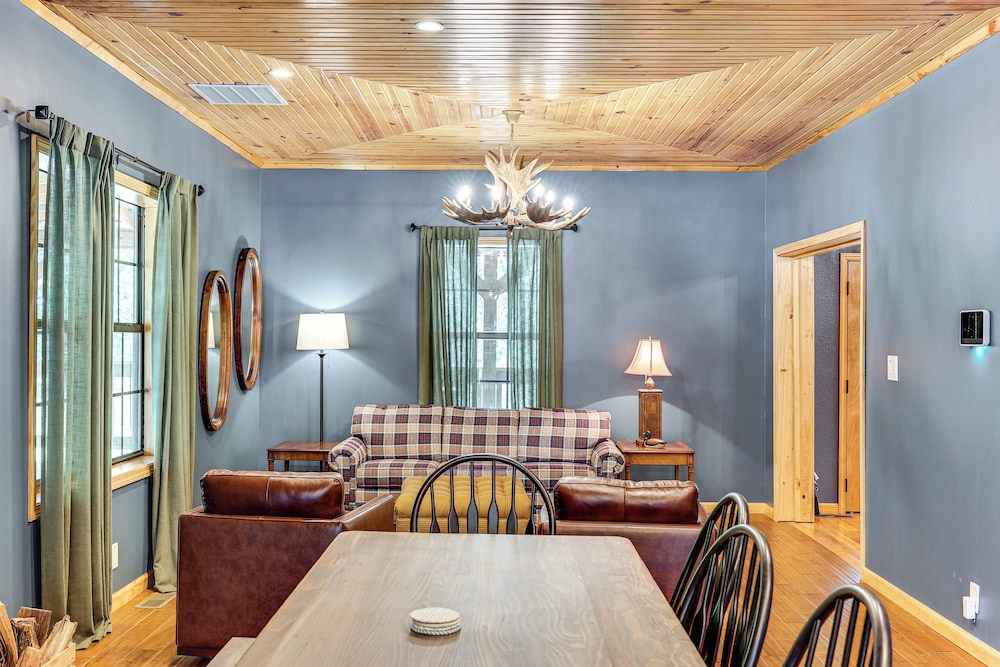 Creek Access, Games: Family-friendly Royal Retreat