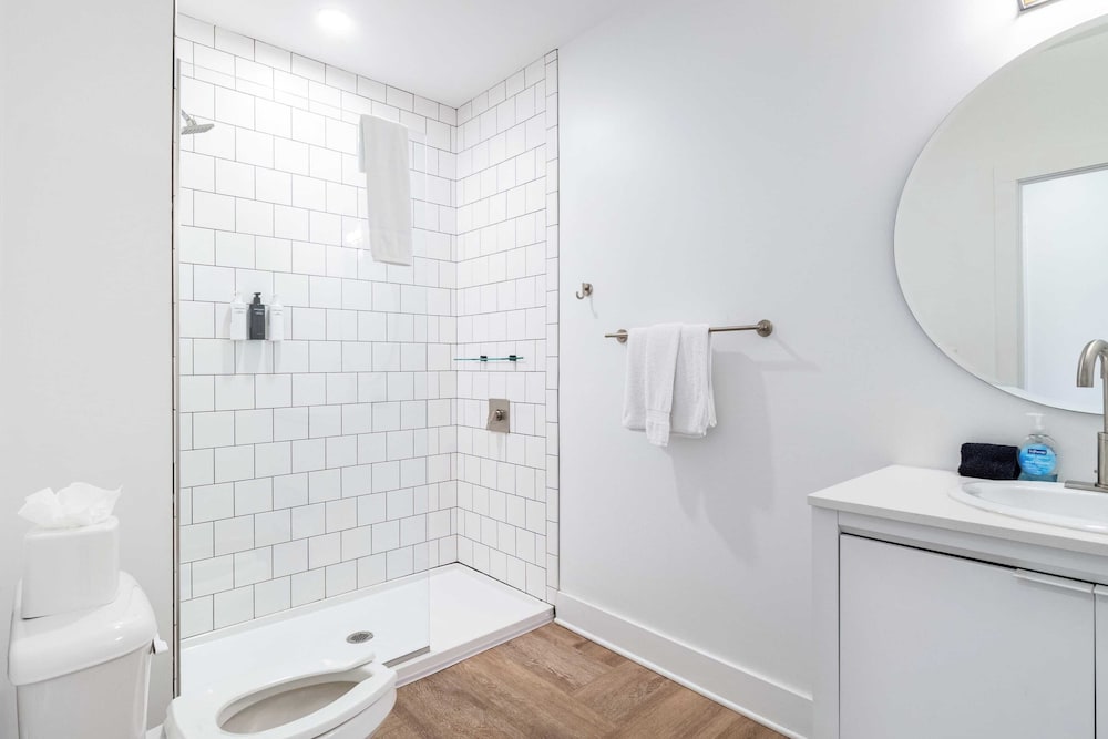 Dual Bachelor Pads w/ Rooftop Lounge & Games Sleeps 26 5 Min to Broadway