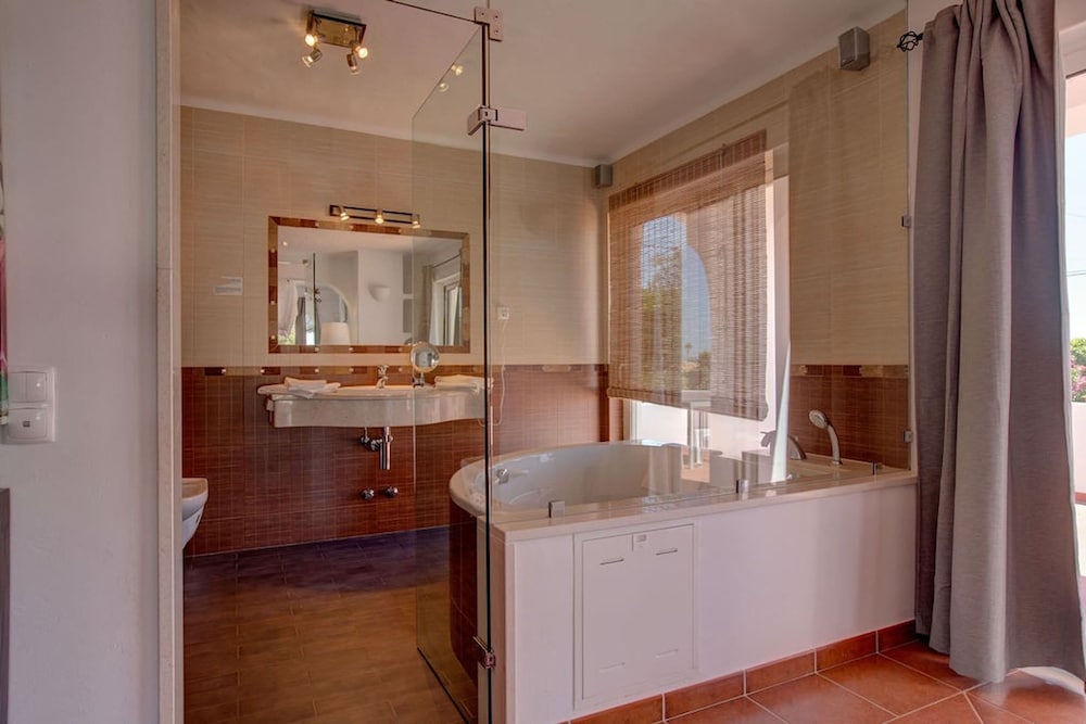 Casa Ninho Spacious 5 Bedroom Villa in an Enviab