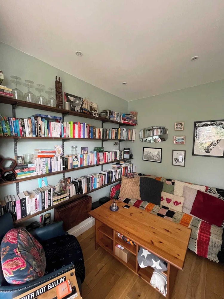 Snug 1BD Flat With Balcony - Stoke Newington