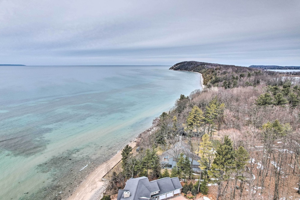 Unwind Fireside, Walk to Water! Lake Michigan Home view 5
