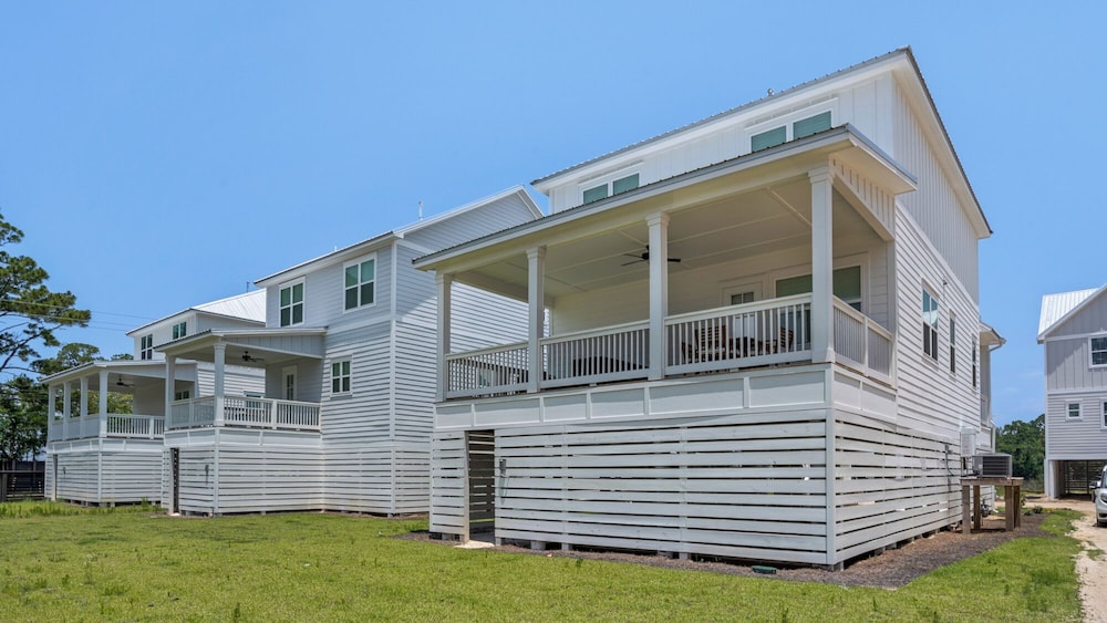 1-minute to the Boat Launch, Boat Parking Under Home, An Experience For Less view 4