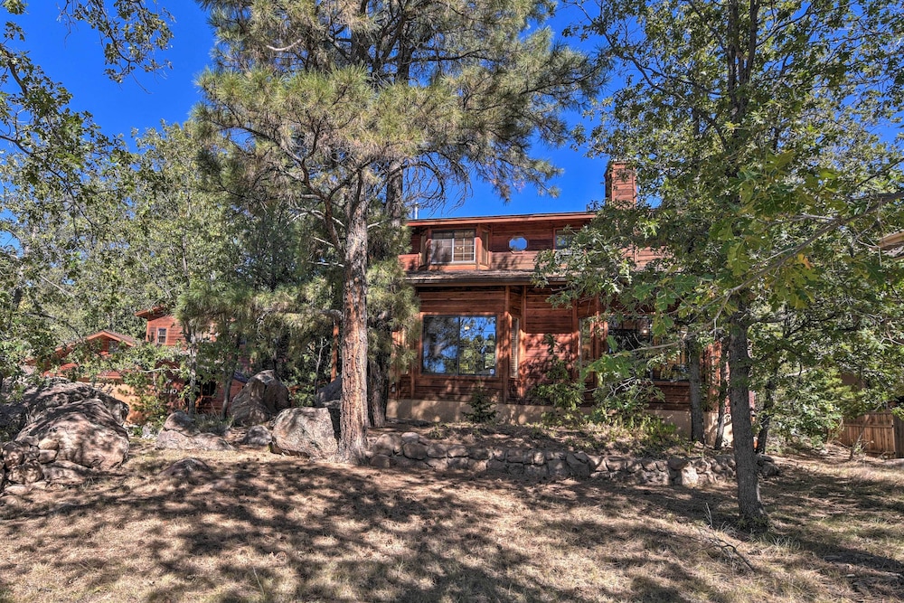 Flagstaff Home w/ On-site Trails, 3 Mi to Dtwn! view 5