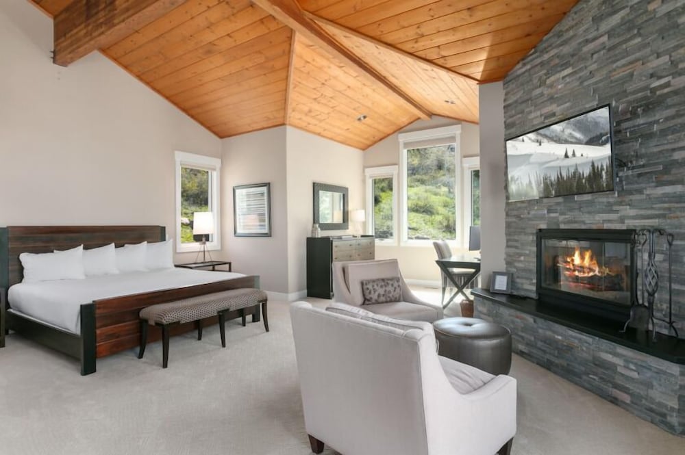 2540 Queen Esther Dr - 5 Bedroom Home with Spa 5 Home