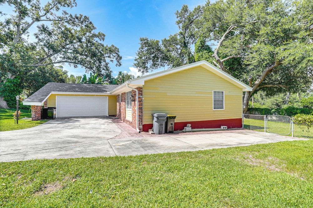 Group Getaway w/ Deck & Yard in Lakeland!