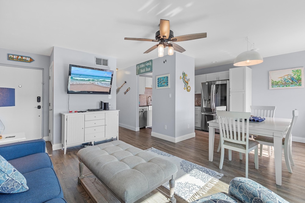 Colony Beach Club 237