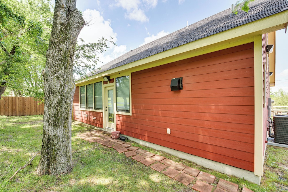 Charming Caddo Mills Farmhouse w/ Private Yard view 4