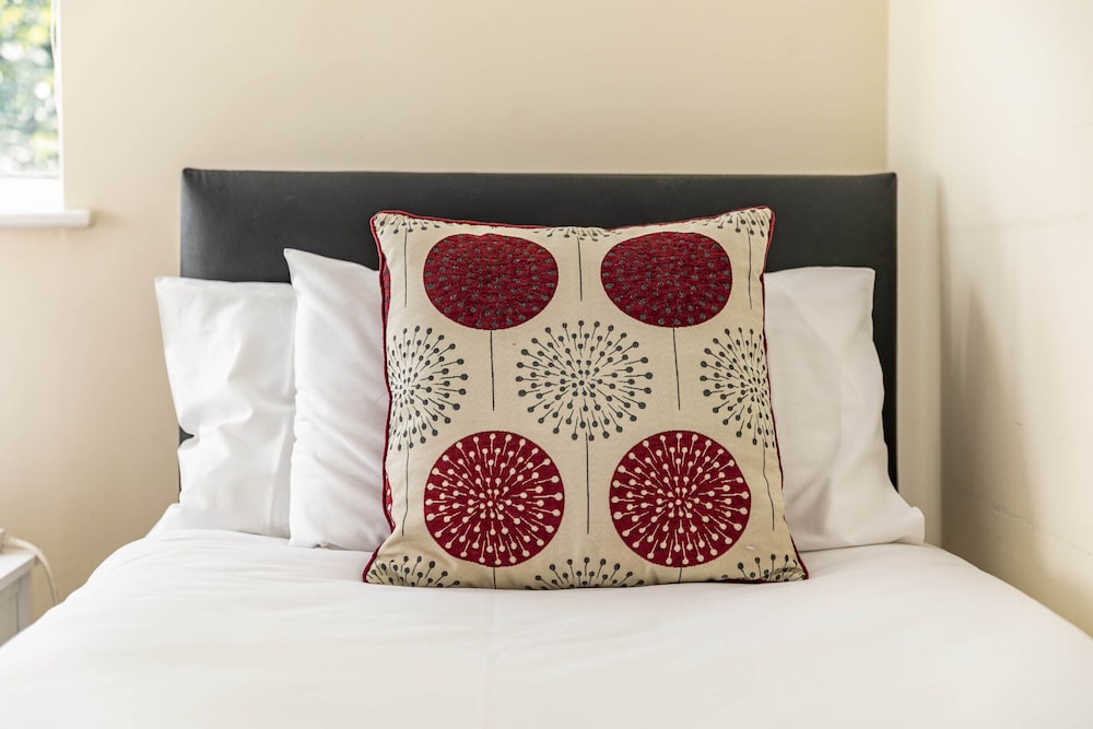MPL Apartments - Queens Broadway F4 view 3