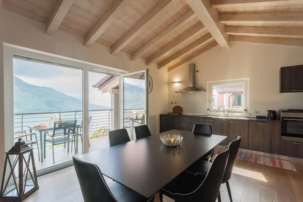 Blooms by the Lake by Rent all Como