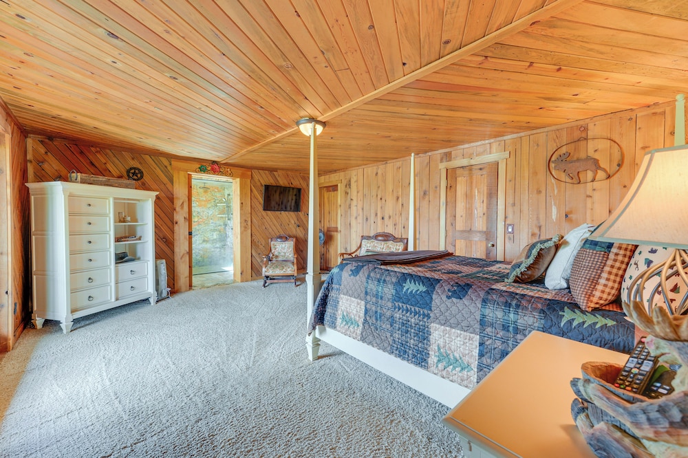 Stunning Mountain Views: Spacious Cabin in Dubois!